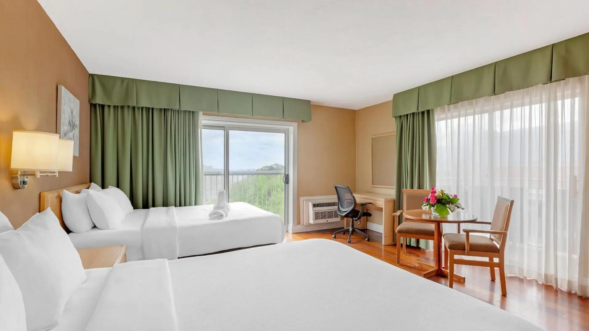 Quality Hotel Fallsview Cascade Niagara Falls